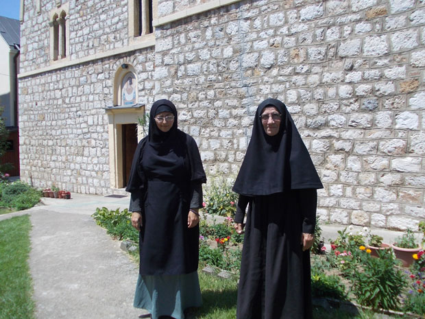 Све је утихнуло, манастирску тишину сада само прекидају црквена звона: Малу Ремету чува једна монахиња